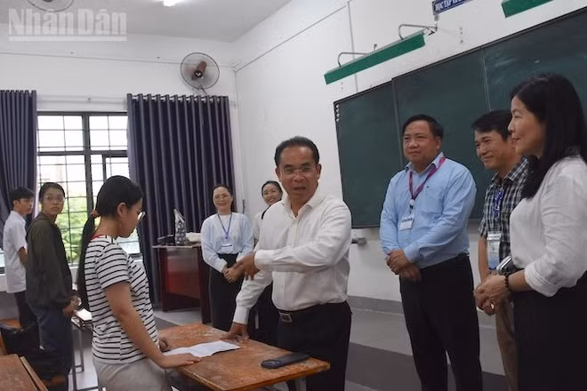Ông Trần Anh Tuấn, Phó Chủ tịch Ủy ban nhân dân thành phố Đà Nẵng, Trưởng ban Chỉ đạo kỳ thi tốt nghiệp trung học phổ thông năm 2026 thành phố Đà Nẵng, động viên các thí sinh tại điểm thi Trường trung học phổ thông Phan Châu Trinh. (Ảnh: ANH ĐÀO)