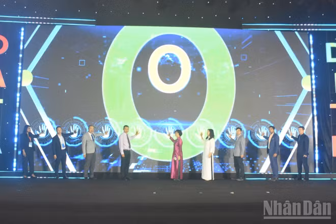 Các đại biểu thực hiện nghi thức khai mạc Ngày hội Du lịch Quốc tế Đà Nẵng 2026 (DITF 2026). (Ảnh: ANH ĐÀO)