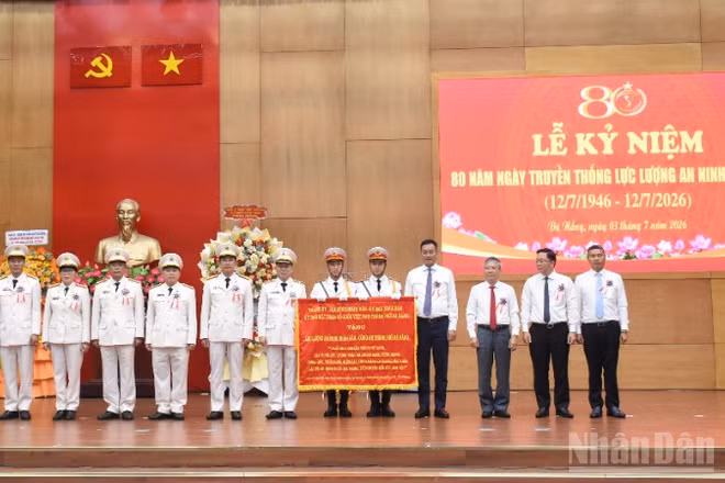 Lãnh đạo thành phố Đà Nẵng trao tặng bức trướng cho lực lượng An ninh Công an thành phố Đà Nẵng. (Ảnh: ANH ĐÀO)