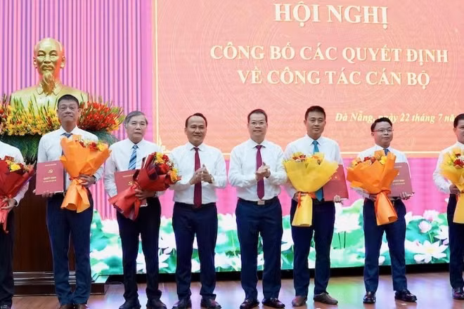 Thành ủy Đà Nẵng công bố các quyết định điều động, bổ nhiệm cán bộ.