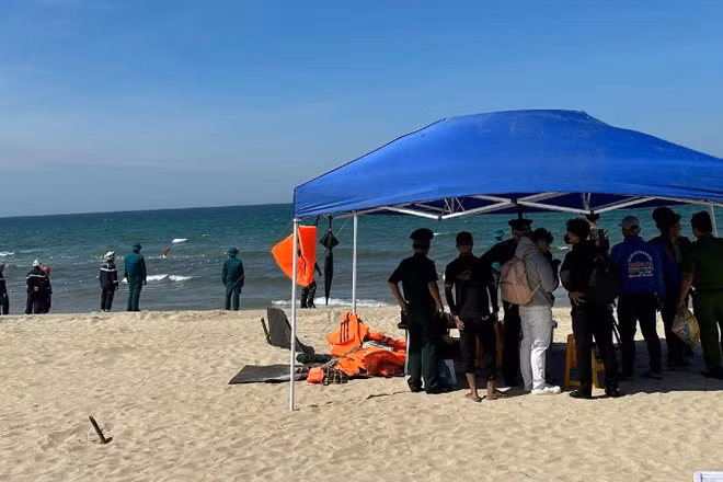 Lực lượng chức năng tập trung tìm kiến du khách nghi mất tích trên biển. (Ảnh: Bộ chỉ huy Quân sự thành phố cung cấp)