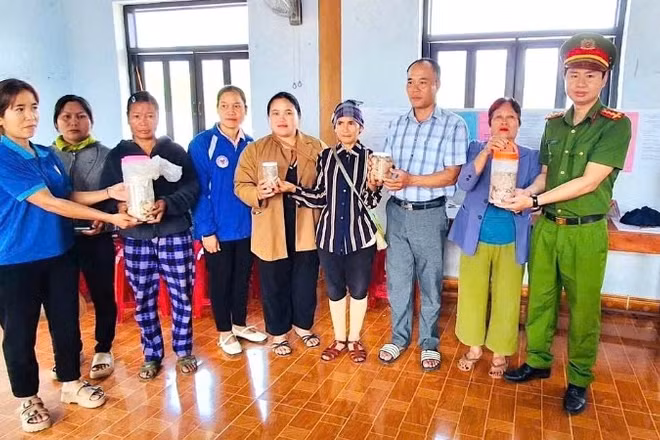 Công an xã Phước Năng và chính quyền địa phương tăng cường tuyên truyền đến người dân về ngộ độc botulinum từ cá ủ chua.
