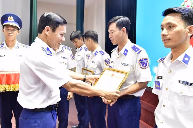 Thủ trưởng Bộ Tư lệnh Vùng tặng bằng khen cho Cán bộ đoàn đạt giải trong hội thi.