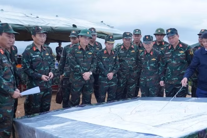 Thiếu tướng Phan Đại Nghĩa kiểm tra quy hoạch thao trường, diễn tập Quân khu 5. (Ảnh: TRẦN TUẤN)