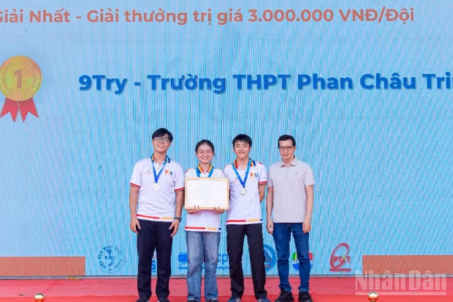Đội 9 - Trường trung học phổ thông Phan Châu Trinh Đà Nẵng vừa xuất sắc giành giải Nhất tại Kỳ thi Olympic Tin học miền trung-Tây Nguyên lần thứ VII năm 2026. (Ảnh: ANH ĐÀO)