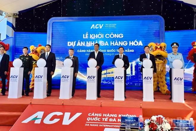 Các đại biểu thực hiện nghi thức khởi công Nhà ga hàng hóa tại Cảng hàng không quốc tế Đà Nẵng. (Ảnh: ANH ĐÀO)