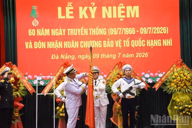 Thừa ủy quyền của Chủ tịch nước, Thượng tướng Phạm Hoài Nam trao tặng Lữ đoàn 172 Huân chương Bảo vệ Tổ quốc hạng Nhì. (Ảnh: ANH ĐÀO)