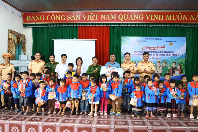 Cảnh sát giao thông Đà Nẵng đồng hành cùng đồng bào vùng biên La Dêê. (Ảnh: HỮU SỸ)