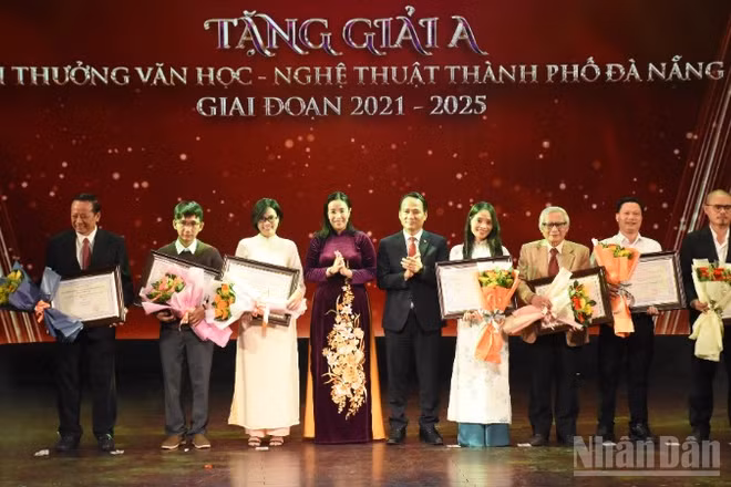 Ông Nguyễn Đình Vĩnh, Phó Bí thư Thường trực Thành ủy Đà Nẵng và bà Nguyễn Thị Anh Thi, Phó Chủ tịch Ủy ban nhân dân thành phố Đà Nẵng trao giải A cho các tác giả. (Ảnh: ANH ĐÀO)