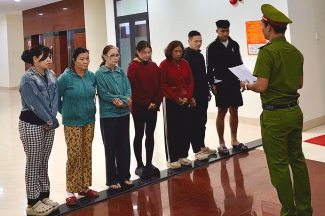 Các đối tượng trong đường dây đánh bạc tại cơ quan điều tra. (Ảnh: Công an cung cấp)