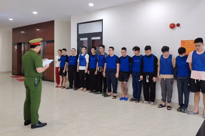 13 đối tượng trong đường dây bị bắt giữ ngay khi vừa nhập cảnh từ Campuchia về Việt Nam. (Ảnh: Công an cung cấp)