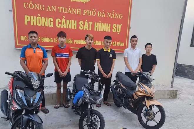 Nhóm đối tượng tại cơ quan điều tra. (Ảnh: Công an cung cấp)