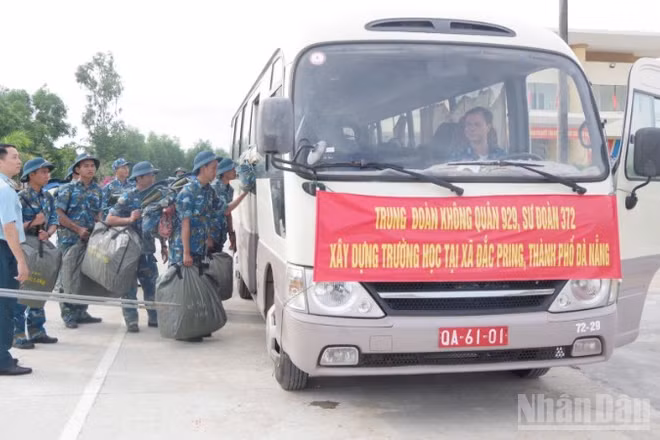 Sư đoàn 372 tổ chức xuất quân hỗ trợ xây dựng trường học tại các xã biên giới thành phố Đà Nẵng.
