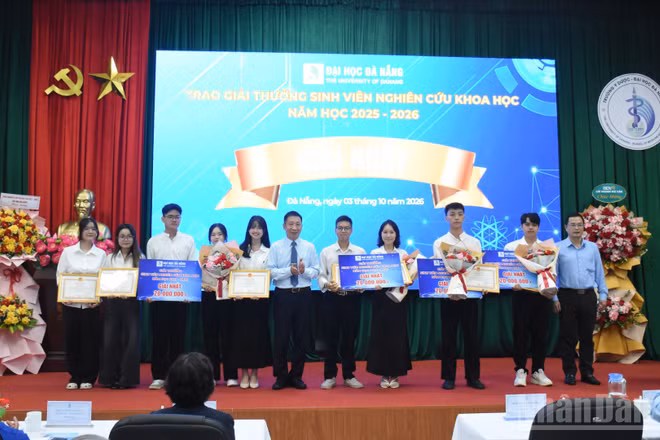 Đại học Đà Nẵng vinh danh sinh viên đạt thành tích cao trong nghiên cứu khoa học. (Ảnh: ANH ĐÀO)