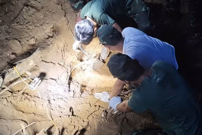 Từ nguồn tin nhân dân, Đà Nẵng phát hiện nhiều di vật và đoạn xương nghi là của liệt sĩ tại hầm trú ẩn.