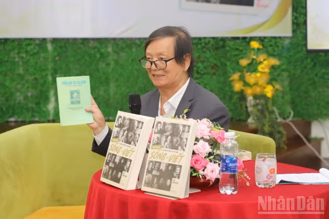 Nhà thơ-Dịch giả Bùi Xuân tại buổi giao lưu.