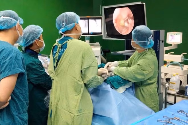 Hình ảnh ca phẫu thuật nội soi cột sống cho bệnh nhân. (Ảnh: Bệnh viện cung cấp)