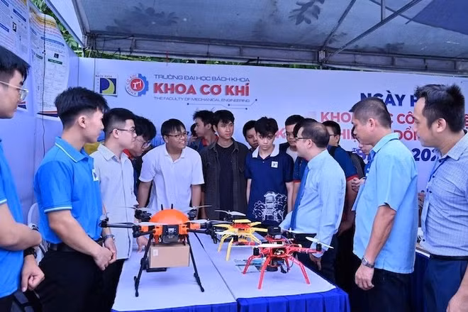 Các đại biểu tham quan không gian triển lãm các sản phẩm tại lễ khai mạc sáng 17/5.