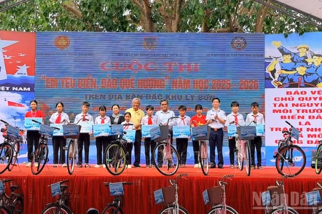 Những món quà đầy ý nghĩa được Ban tổ chức trao tặng các em học sinh vượt khó, học giỏi trên đặc khu Lý Sơn. (Ảnh: ANH ĐÀO)