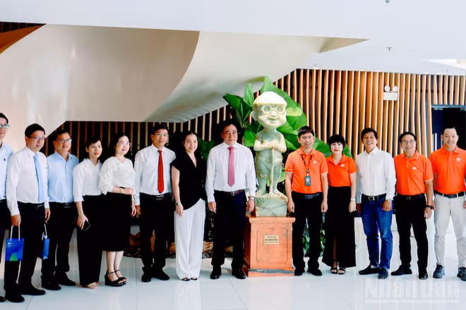 Đồng chí Nguyễn Khắc Toàn, Ủy viên Trung ương Đảng, Phó Bí thư Thường trực Thành ủy Đà Nẵng thăm, làm việc với Tập đoàn FPT tại Đà Nẵng. (Ảnh: ANH ĐÀO)