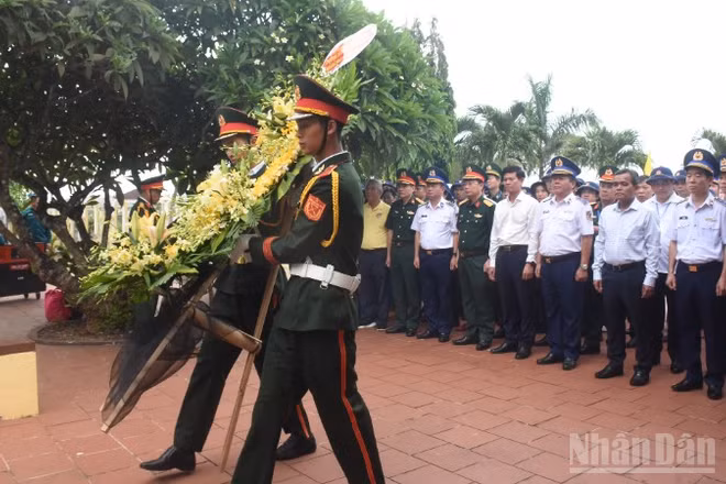 Sáng cùng ngày Đoàn công tác tổ chức lễ viếng Nghĩa trang Liệt sĩ Lý Sơn. (Ảnh: ANH ĐÀO)