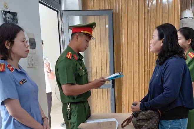 Công an thành phố Đà Nẵng đã thi hành Lệnh bắt bị can để tạm giam đối với Hồ Thị Ánh. (Ảnh: Công an cung cấp)