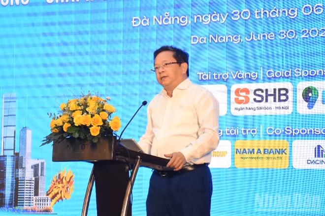 Tiến sĩ Nguyễn Đức Hiển, Phó trưởng Ban Chính sách và Chiến lược Trung ương phát biểu đề dẫn tại hội thảo. (Ảnh: ANH ĐÀO)