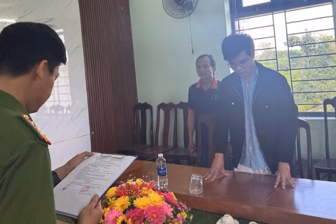 Cơ quan Cảnh sát điều tra tống đạt các quyết định khởi tố vụ án, khởi tố bị can, thi hành Lệnh bắt bị can để tạm giam đối với Hồng Thiên An. (Ảnh: Công an cung cấp)