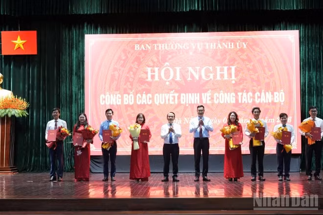Ban Thường vụ Thành ủy Đà Nẵng công bố các quyết định điều động, bổ nhiệm cán bộ. (Ảnh: ANH ĐÀO)
