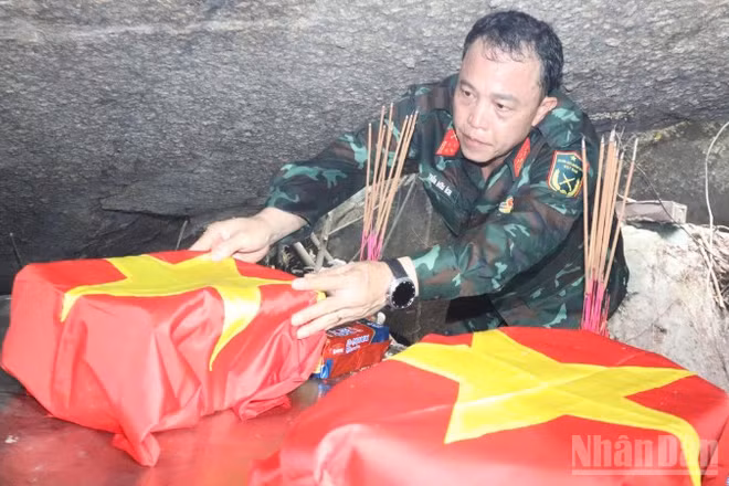 Đồng chí Đại tá Trần Hữu Ích, Ủy viên Ban Thường vụ Thành ủy, Chỉ huy trưởng Bộ Chỉ huy Quân sự thành phố Đà Nẵng trực tiếp kiểm tra công tác tìm kiếm hài cốt tại Hang Đá Sập.