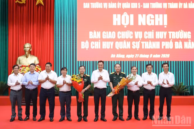 Đà Nẵng tổ chức Lễ bàn giao chức vụ Chỉ huy trưởng Bộ Chỉ huy quân sự thành phố. (Ảnh: ANH ĐÀO)