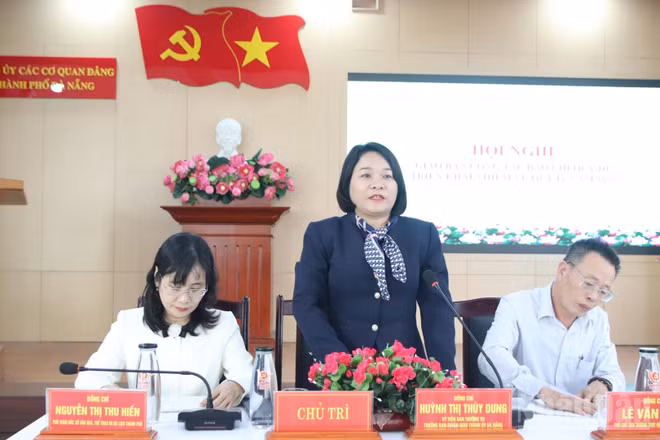 Bà Huỳnh Thị Thùy Dung, Trưởng Ban Tuyên giáo Thành ủy Đà Nẵng phát biểu ý kiến tại hội nghị. (Ảnh: ANH ĐÀO)