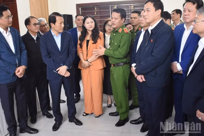 Đồng chí Đại tướng Lương Tam Quang và Đoàn công tác kiểm tra công tác bầu cử tại khu vực bỏ phiếu số 35, phường Hải Châu, thành phố Đà Nẵng. (Ảnh: ANH ĐÀO)