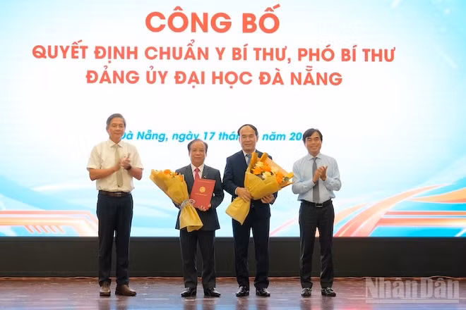 Ban Thường vụ Đảng ủy Ủy ban nhân dân thành phố Đà Nẵng trao các quyết định chuẩn y các chức danh Bí thư, Phó Bí thư Đảng ủy Đại học Đà Nẵng.