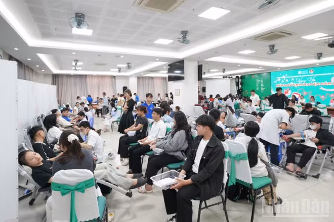 Ngày hội hiến máu tình nguyện thêm ý nghĩa khi được tổ chức đúng dịp kỷ niệm 95 năm Ngày thành lập Đoàn Thanh niên Cộng sản Hồ Chí Minh. 