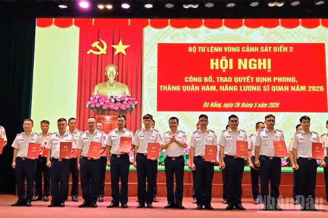 Đồng chí Đại tá Lê Huy, Bí thư Đảng ủy, Chính ủy Bộ Tư lệnh Vùng trao quyết định cho các đồng chí được phong, thăng quân hàm.