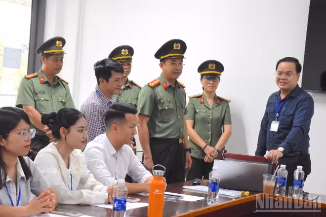 Đồng chí đại tá Nguyễn Đại Đồng thăm nơi làm việc, trực tiếp nhận thông tin của Hội đồng thi Sở Giáo dục và Đào tạo thành phố Đà Nẵng. (Ảnh: ANH ĐÀO)