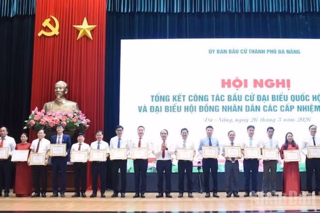 Phó Bí thư Thường trực Thành ủy Đà Nẵng Nguyễn Đình Vĩnh trao Bằng khen cho các tập thể. (Ảnh: ANH ĐÀO)