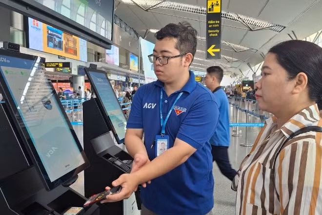 Người dân được hỗ trợ tại khu vực thực hiện sinh trắc học để lên tàu bay.