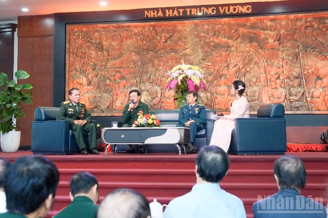 Các nhân chứng lịch sử chia sẻ nhiều câu chuyện cảm động tại chương trình. (Ảnh: ANH ĐÀO)