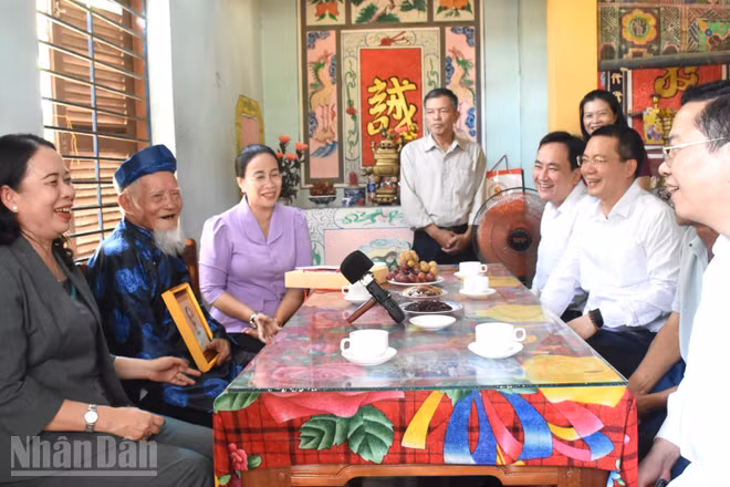 Phó Chủ tịch nước Võ Thị Ánh Xuân chúc các cụ sống vui, sống khỏe bên gia đình và con cháu. (Ảnh: ANH ĐÀO)