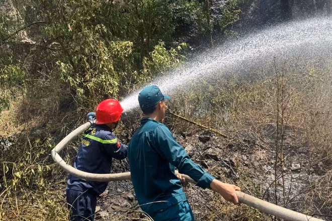 Lực lượng chức năng nỗ lực khống chế vụ cháy rừng giữa trưa nắng gắt.