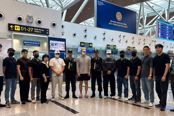Lực lượng chức năng Việt Nam bàn giao 3 đối tượng truy nã cho Cảnh sát Hàn Quốc. (Ảnh: Công an cung cấp)