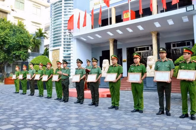 Các tập thể, cá nhân thuộc Công an Đà Nẵng đón nhận Bằng khen của Bộ Công an vì thành tích xuất sắc trong thực hiện "Chiến dịch Quang Trung".