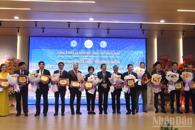 Tại chương trình, Hội Ghép tạng Việt Nam vinh danh 15 cá nhân đầu ngành có nhiều đóng góp xuất sắc cho lĩnh vực ghép tạng của Việt Nam. (Ảnh: ANH ĐÀO)