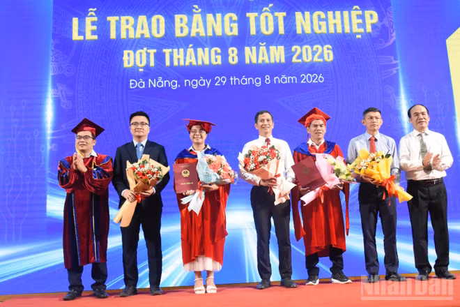 Trường đại học Bách khoa (Đại học Đà Nẵng) trao bằng cho các tân Tiến sĩ. (Ảnh: ANH ĐÀO)