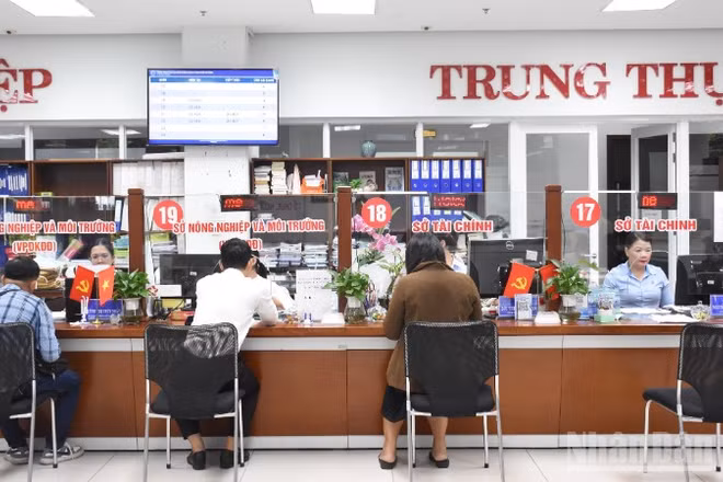 Người dân đến làm thủ tục hành chính tại Trung tâm Phục vụ hành chính công thành phố Đà Nẵng chiều 28/5. (Ảnh: ANH ĐÀO)