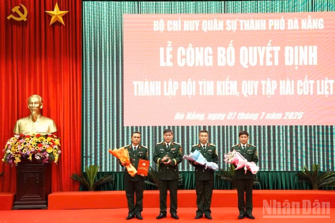 Trung tướng Lê Ngọc Hải, Tư lệnh Quân khu tặng hoa Đội tìm kiếm, quy tập hài cốt liệt sĩ.