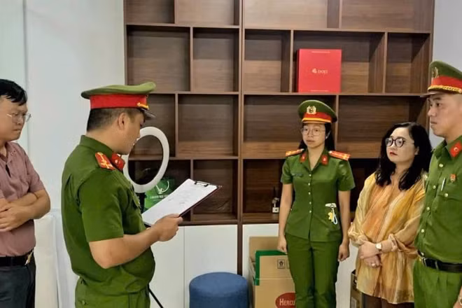 Cơ quan Cảnh sát điều tra Công an thành phố Đà Nẵng tống đạt Quyết định khởi tố bị can đối với đối tượng Lê Thị Oanh. (Ảnh: Công an cung cấp)