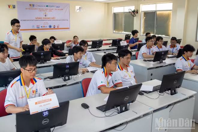 Các thí sinh bước vào phần tranh tài chung kết. 